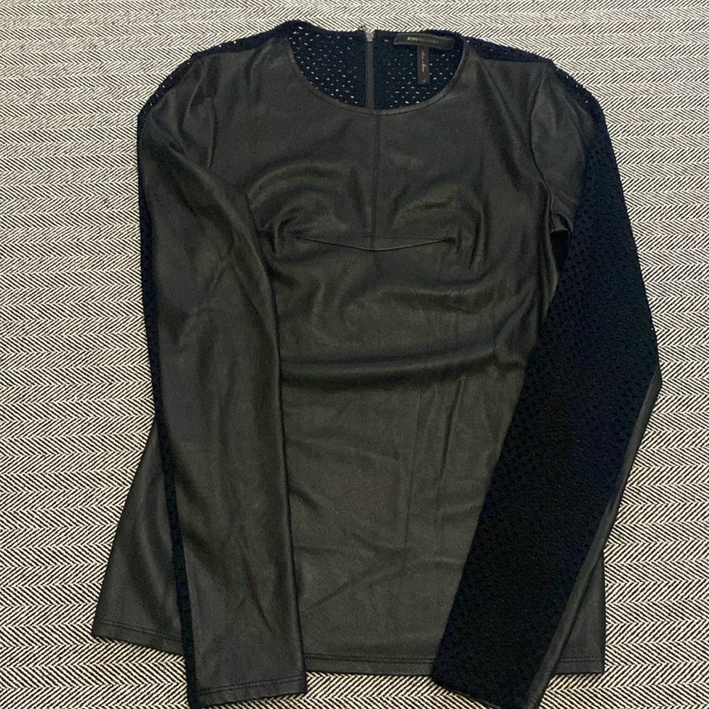 Gentle used BCBGMAXAZRIA
Color:Black Size XS Long sleeve top Excellent condition